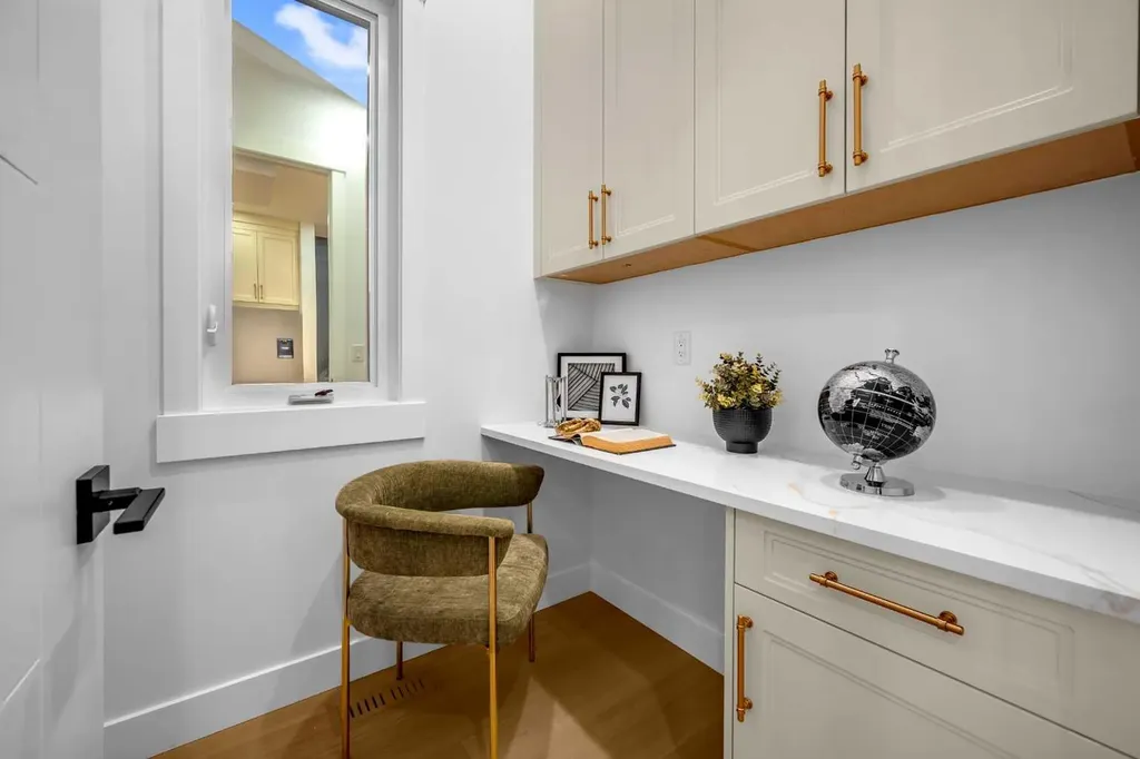 2435 52 Avenue SW Calgary AB T3E 1K5