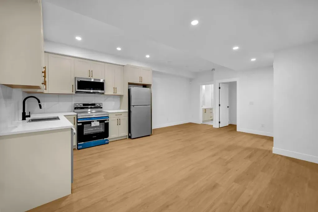2437 52 Avenue SW Calgary AB T3E 1K5