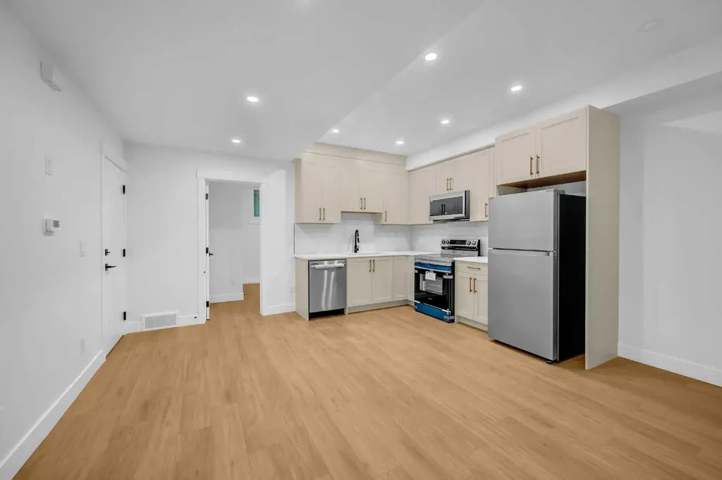 2435 52 Avenue SW Calgary AB T3E 1K5