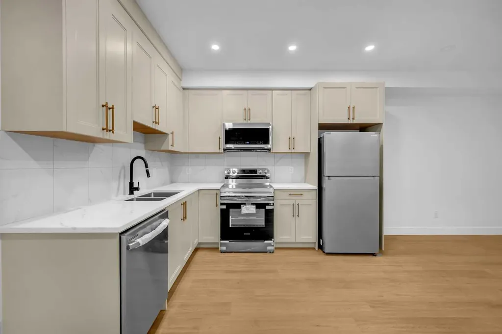 2435 52 Avenue SW Calgary AB T3E 1K5