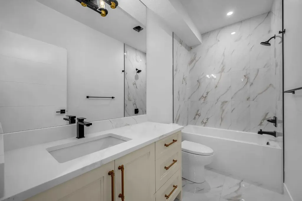 2435 52 Avenue SW Calgary AB T3E 1K5