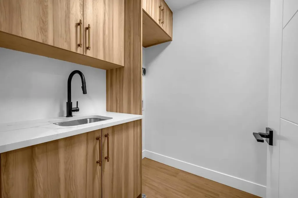 2437 52 Avenue SW Calgary AB T3E 1K5