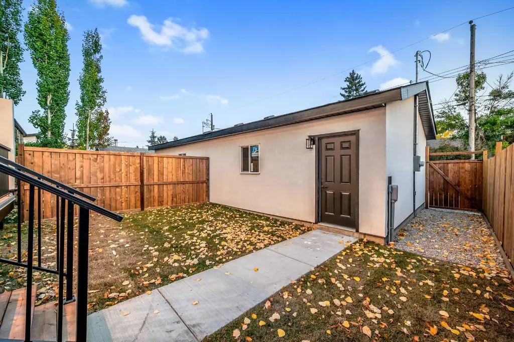 2435 52 Avenue SW Calgary AB T3E 1K5