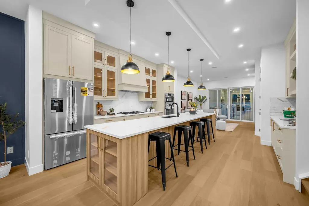 2437 52 Avenue SW Calgary AB T3E 1K5
