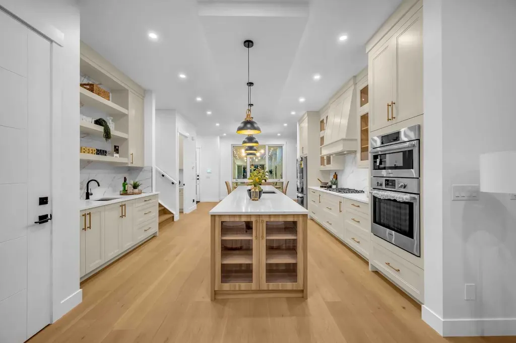 2435 52 Avenue SW Calgary AB T3E 1K5