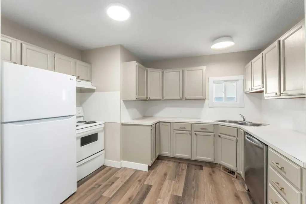 7609 36 Avenue NW Calgary AB T3B2P3