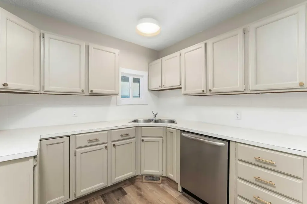 7609 36 Avenue NW Calgary AB T3B2P3
