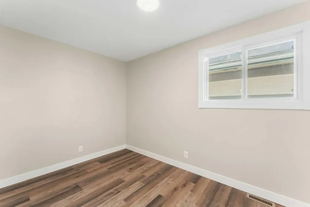 7609 36 Avenue NW Calgary AB T3B2P3