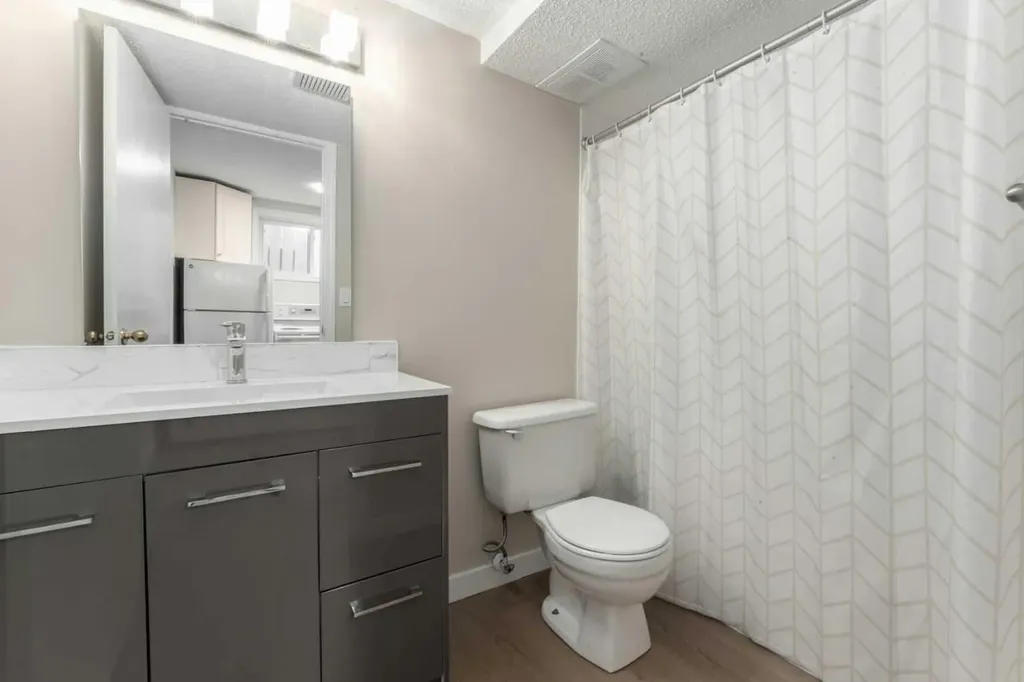 7609 36 Avenue NW Calgary AB T3B2P3
