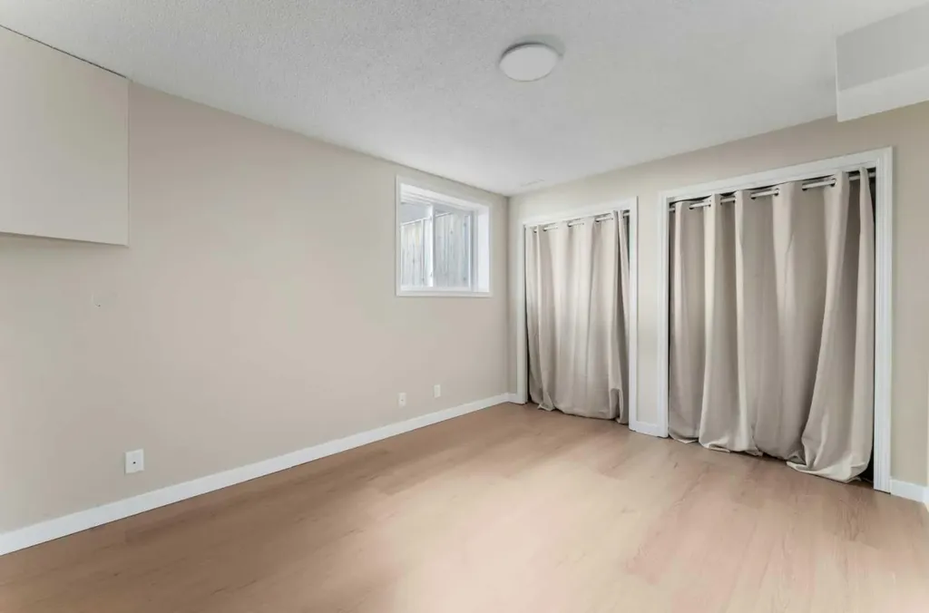 7609 36 Avenue NW Calgary AB T3B2P3