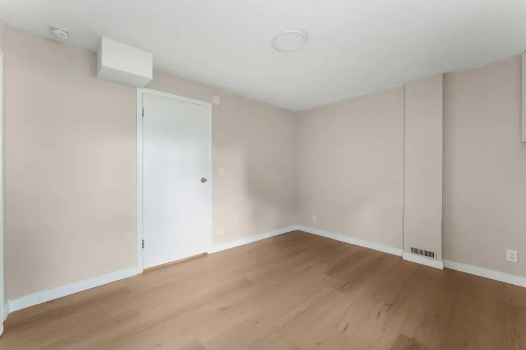 7609 36 Avenue NW Calgary AB T3B2P3