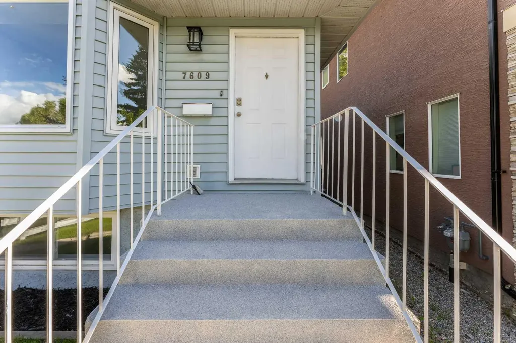 7609 36 Avenue NW Calgary AB T3B2P3