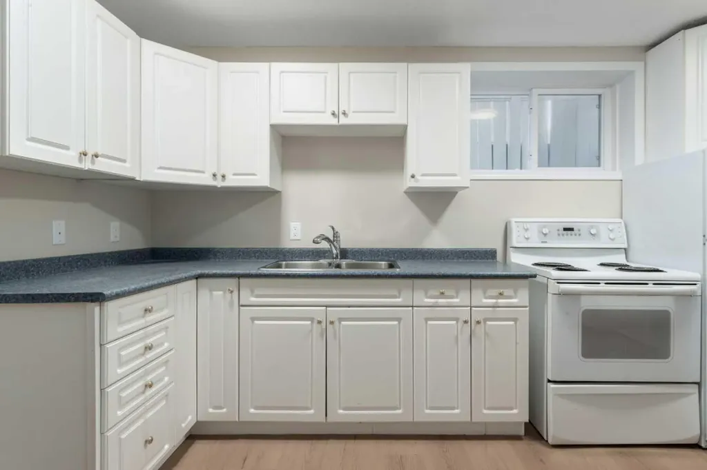 7609 36 Avenue NW Calgary AB T3B2P3
