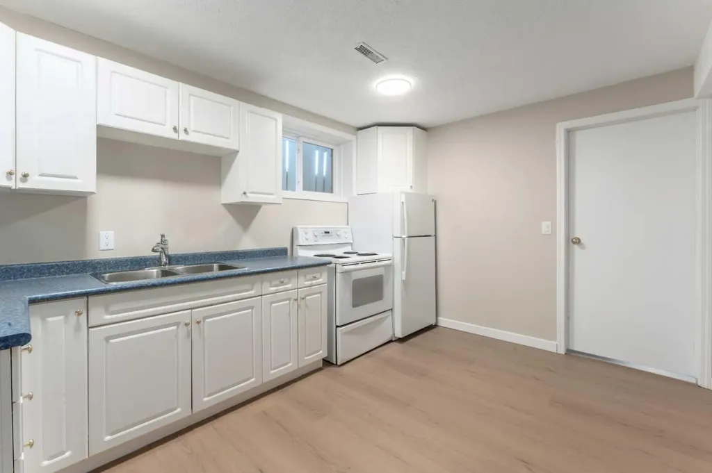 7609 36 Avenue NW Calgary AB T3B2P3