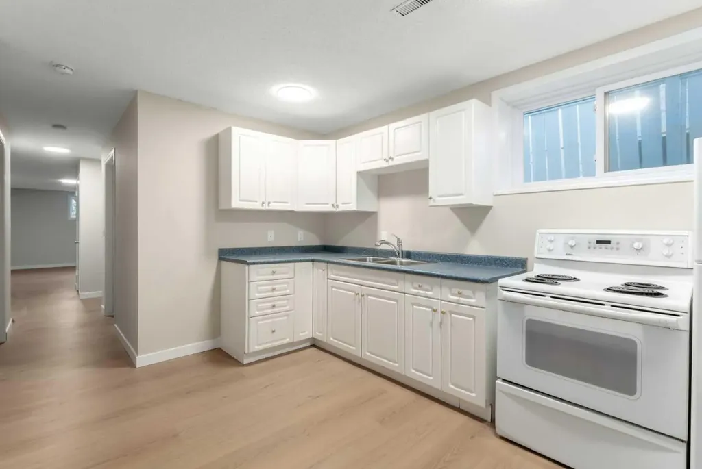7609 36 Avenue NW Calgary AB T3B2P3