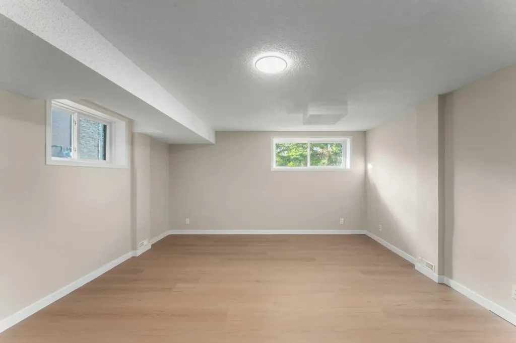 7609 36 Avenue NW Calgary AB T3B2P3