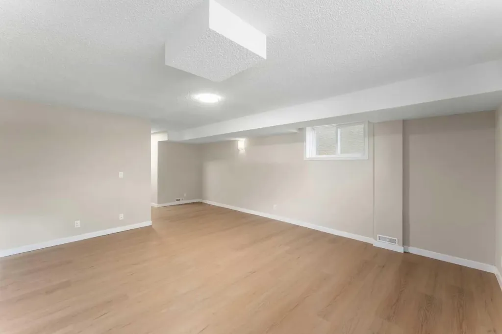7609 36 Avenue NW Calgary AB T3B2P3