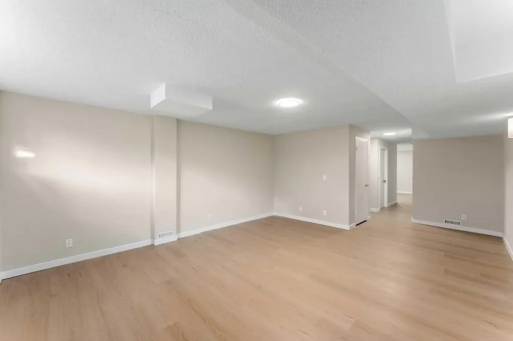 7609 36 Avenue NW Calgary AB T3B2P3