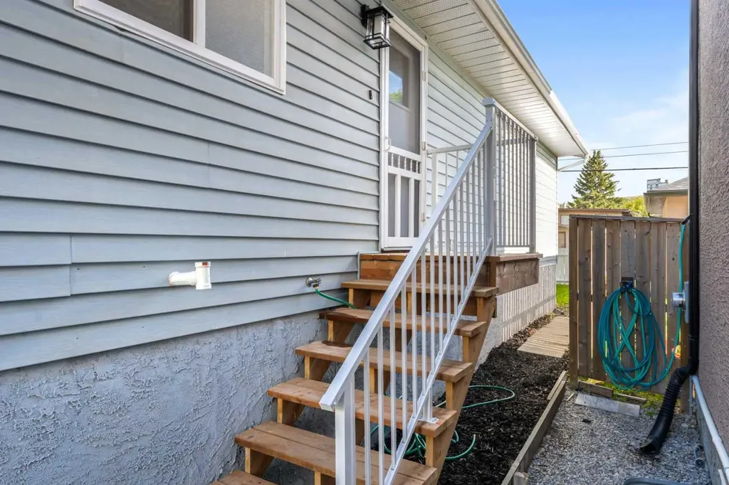 7609 36 Avenue NW Calgary AB T3B2P3