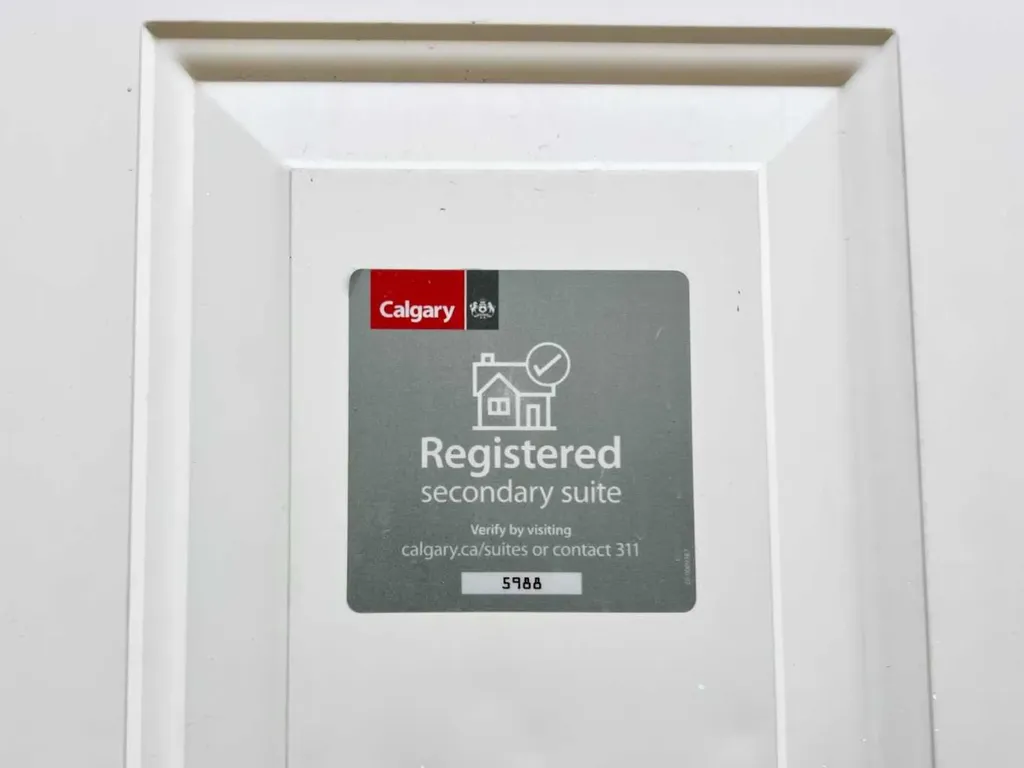 7609 36 Avenue NW Calgary AB T3B2P3