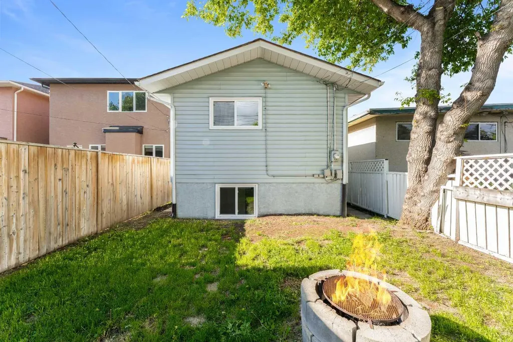 7609 36 Avenue NW Calgary AB T3B2P3