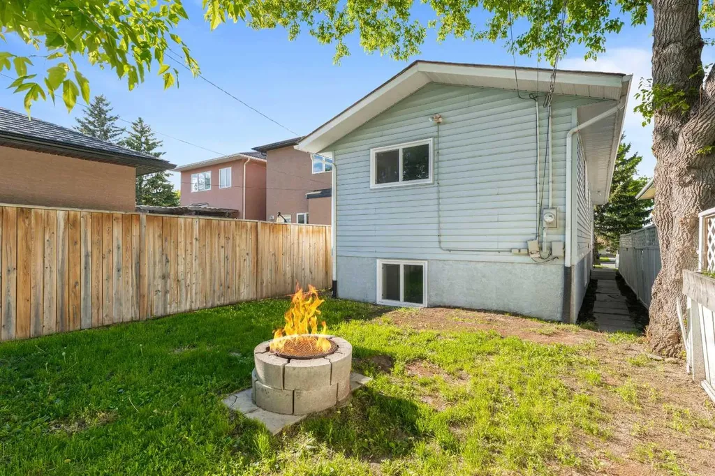 7609 36 Avenue NW Calgary AB T3B2P3