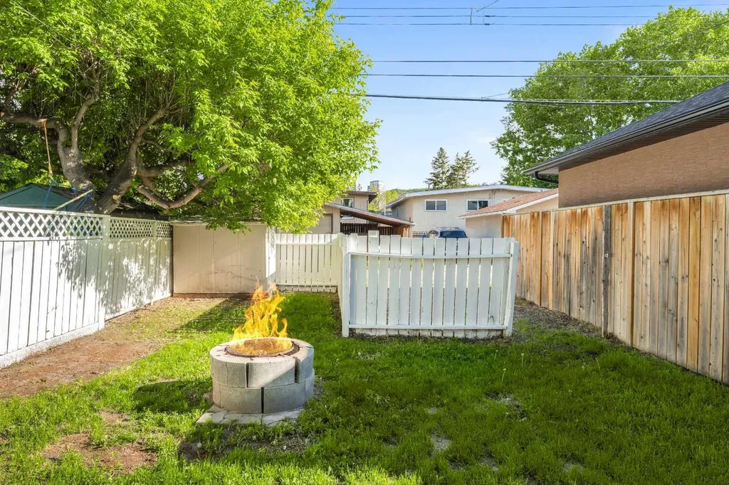 7609 36 Avenue NW Calgary AB T3B2P3