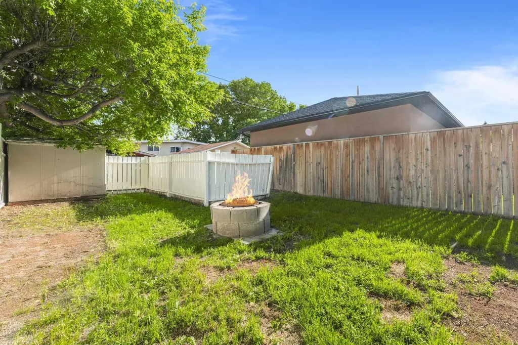 7609 36 Avenue NW Calgary AB T3B2P3