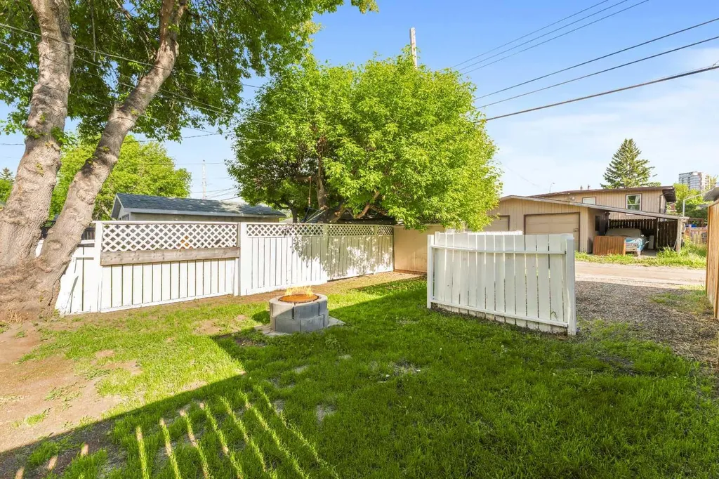7609 36 Avenue NW Calgary AB T3B2P3