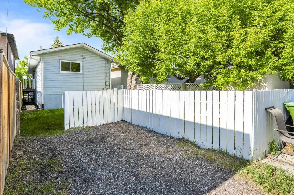 7609 36 Avenue NW Calgary AB T3B2P3
