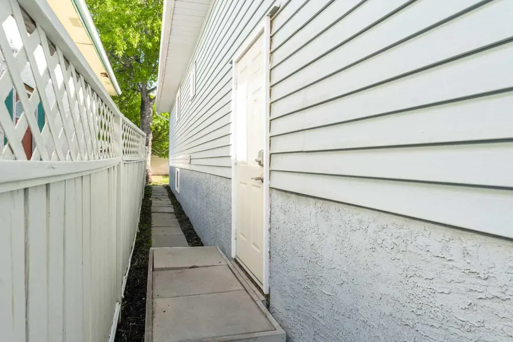 7609 36 Avenue NW Calgary AB T3B2P3