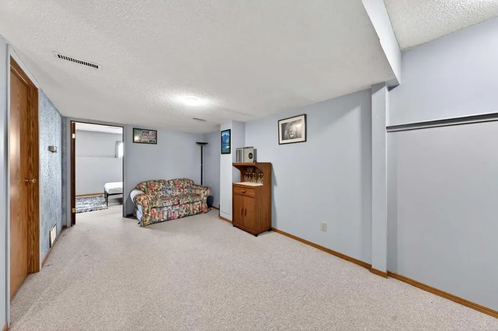 31 Martinridge Grove NE Calgary AB T3J 3M2