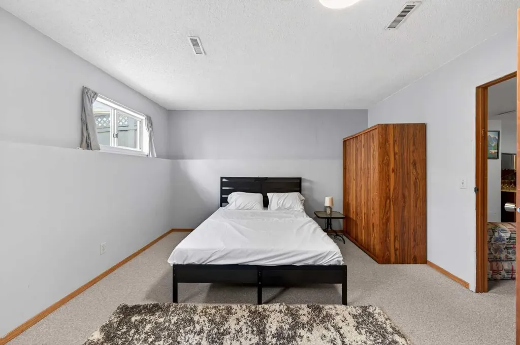 31 Martinridge Grove NE Calgary AB T3J 3M2
