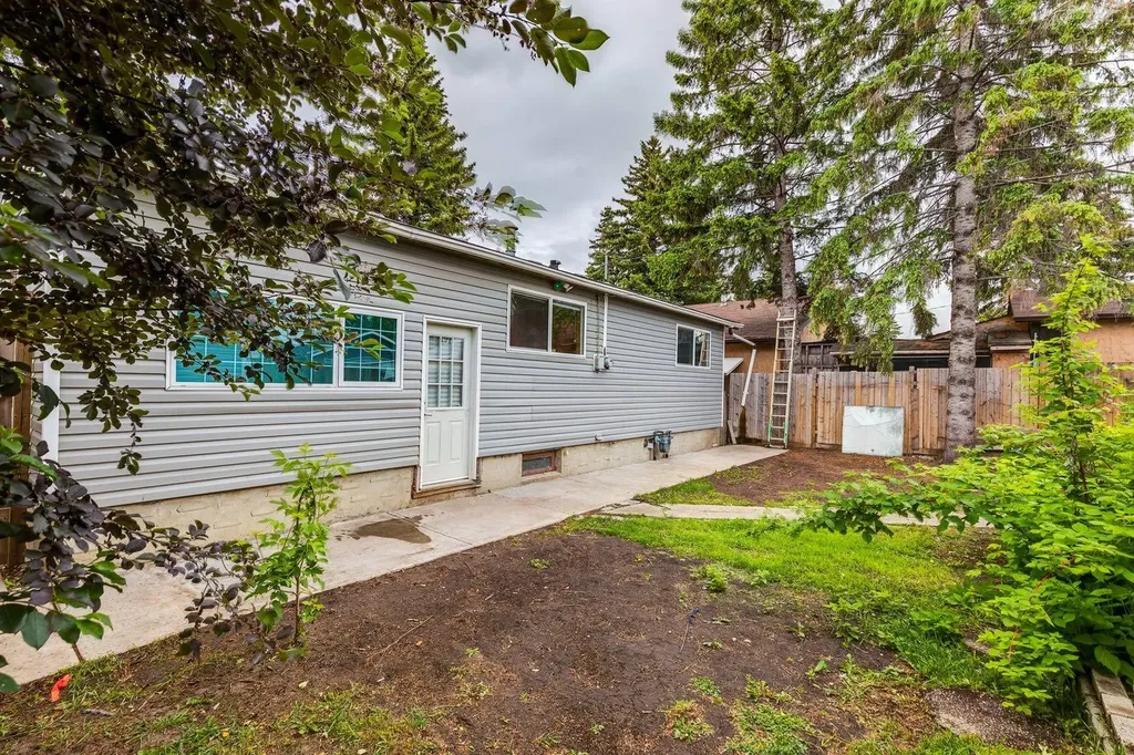 1288 Lake Sylvan Drive SE Calgary AB T2J 3C8