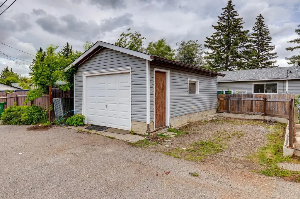 1288 Lake Sylvan Drive SE Calgary AB T2J 3C8