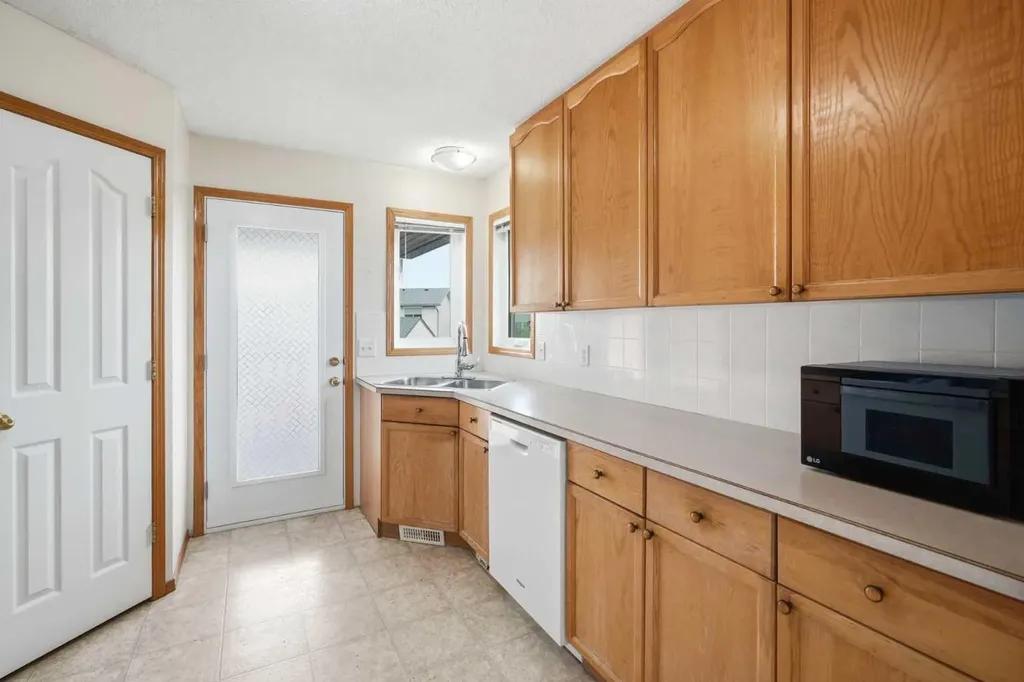 324 Mt Aberdeen Close SE Calgary AB T2Z 3N4