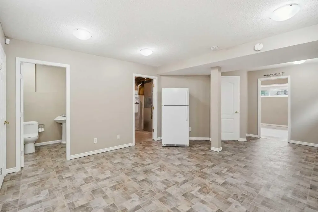 324 Mt Aberdeen Close SE Calgary AB T2Z 3N4