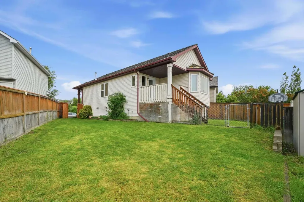 324 Mt Aberdeen Close SE Calgary AB T2Z 3N4