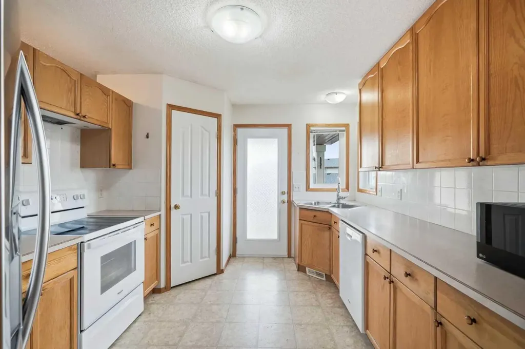 324 Mt Aberdeen Close SE Calgary AB T2Z 3N4