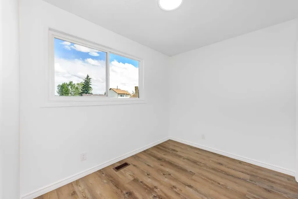 120 Whitefield Drive NE Calgary AB T1Y5X2
