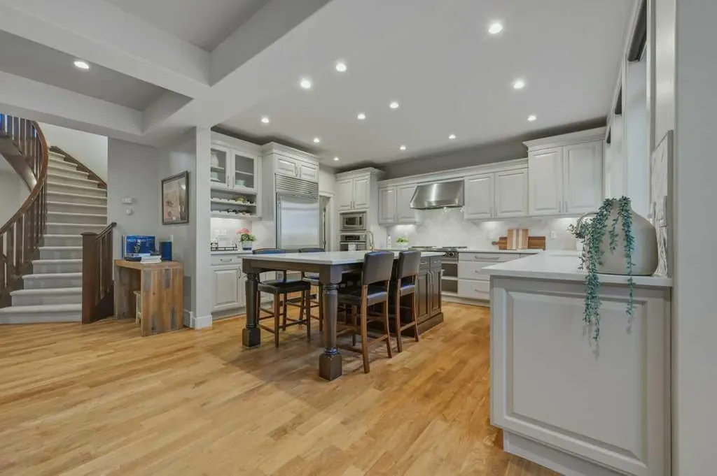74 Discovery Ridge Heights SW Calgary AB T3H 5S9
