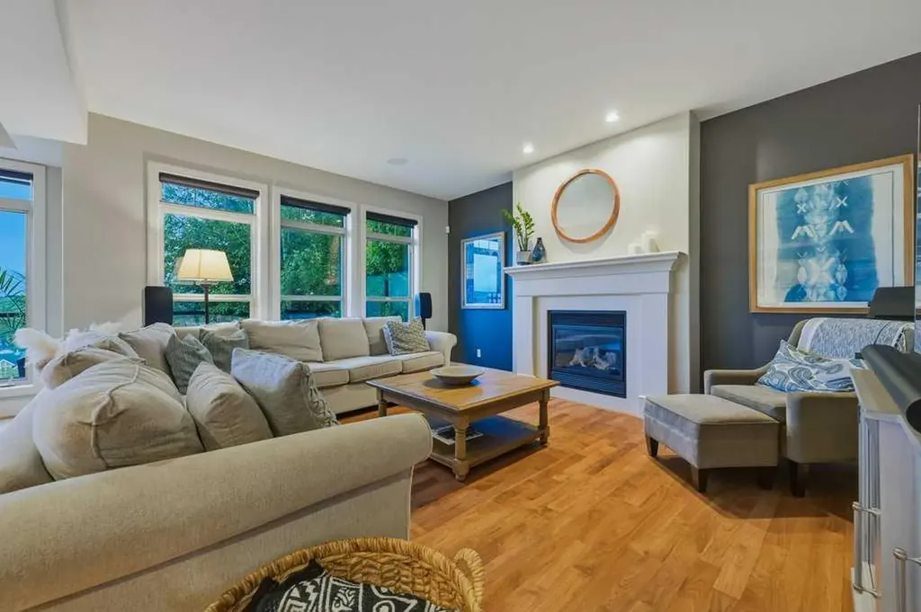 74 Discovery Ridge Heights SW Calgary AB T3H 5S9