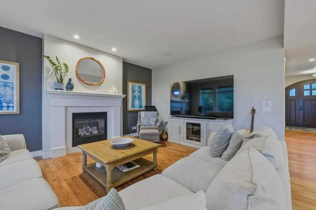 74 Discovery Ridge Heights SW Calgary AB T3H 5S9