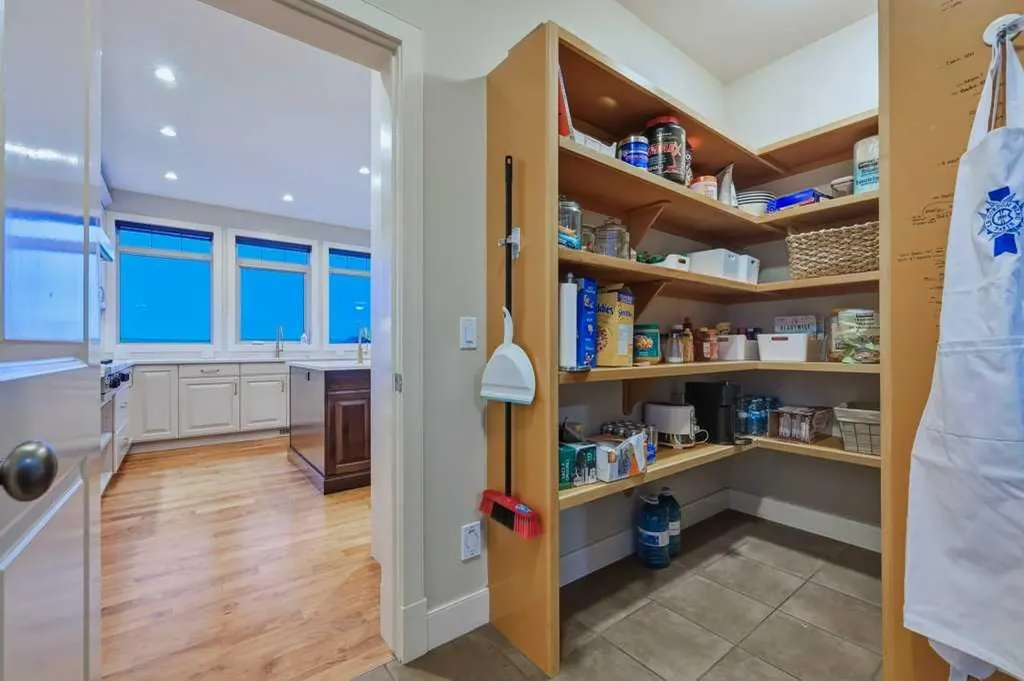 74 Discovery Ridge Heights SW Calgary AB T3H 5S9