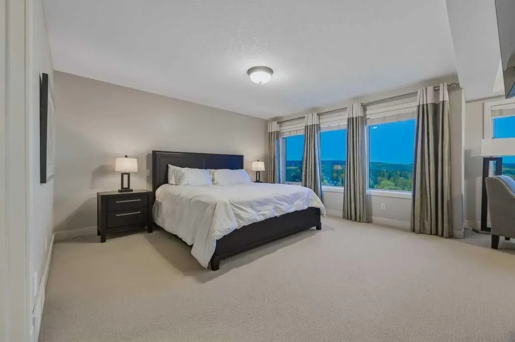 74 Discovery Ridge Heights SW Calgary AB T3H 5S9