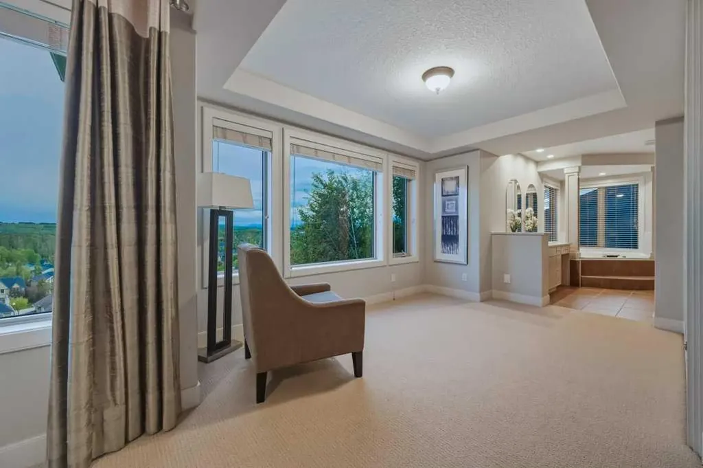 74 Discovery Ridge Heights SW Calgary AB T3H 5S9