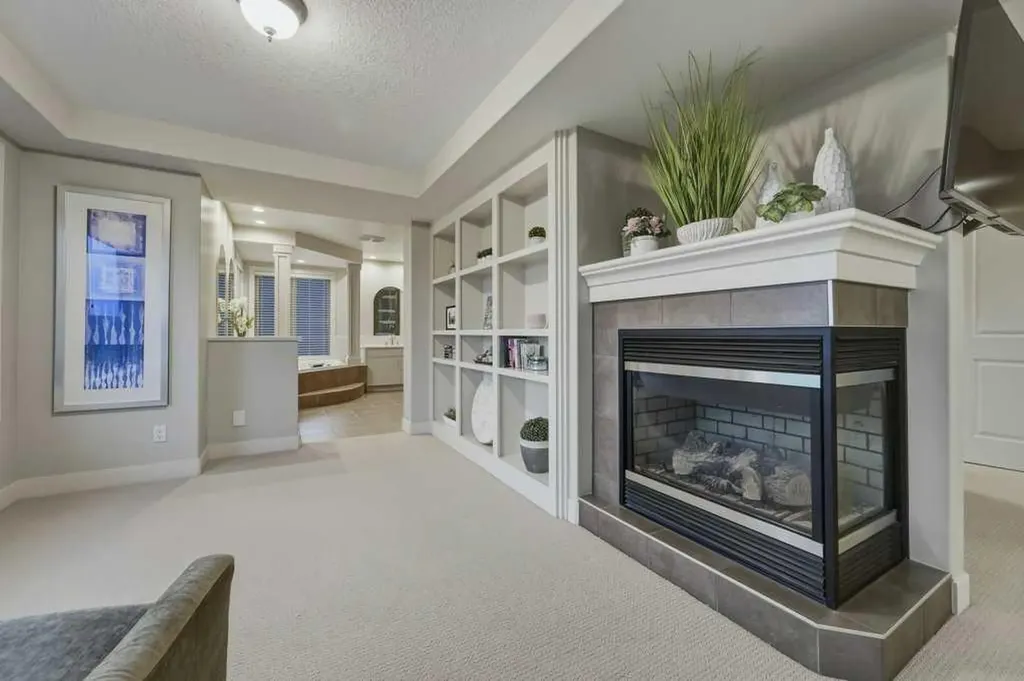 74 Discovery Ridge Heights SW Calgary AB T3H 5S9