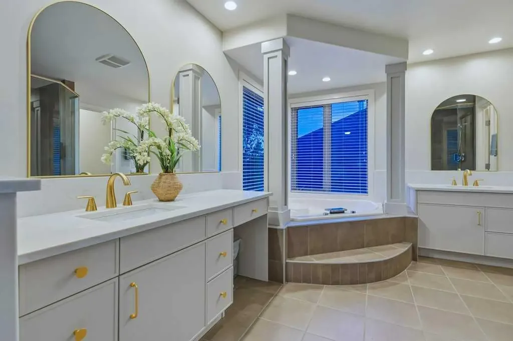 74 Discovery Ridge Heights SW Calgary AB T3H 5S9