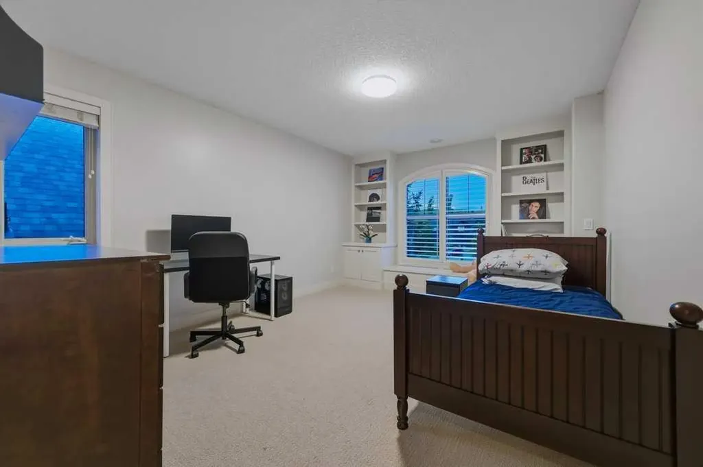 74 Discovery Ridge Heights SW Calgary AB T3H 5S9