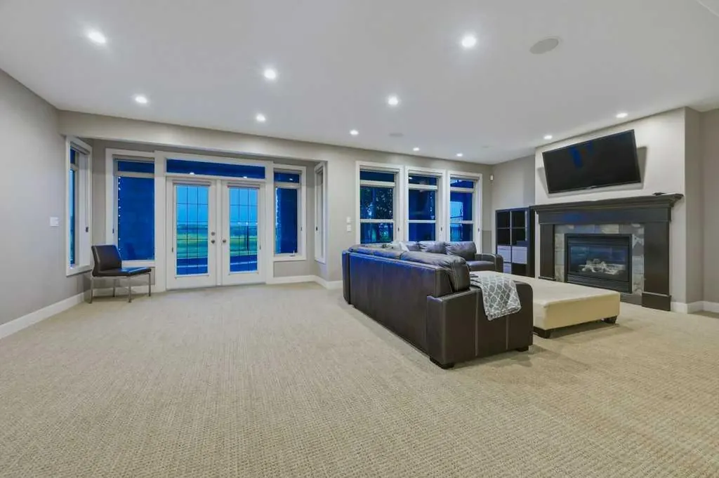 74 Discovery Ridge Heights SW Calgary AB T3H 5S9